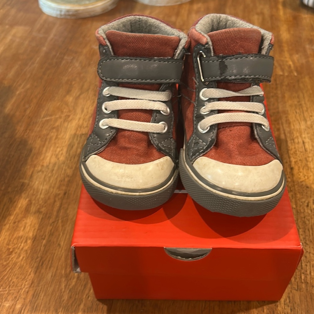 See Kai Run High-Top Early Walker Sneakers – Size 4 –